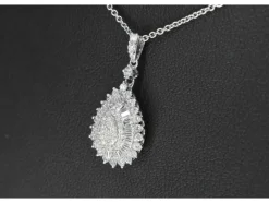 Pendentif en forme de larme en or blanc avec diamants