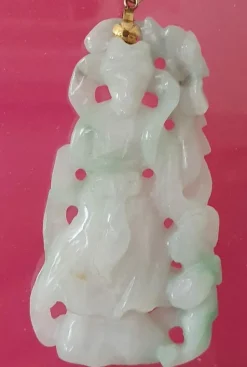 Pendentif en jade néphrite sculpté