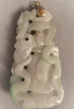 Pendentif en jade néphrite sculpté