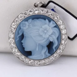 Pendentif en or avec camée et brillant