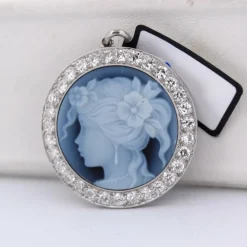 Pendentif en or avec camée et brillant
