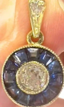 pendentif en or avec diamants et saphirs