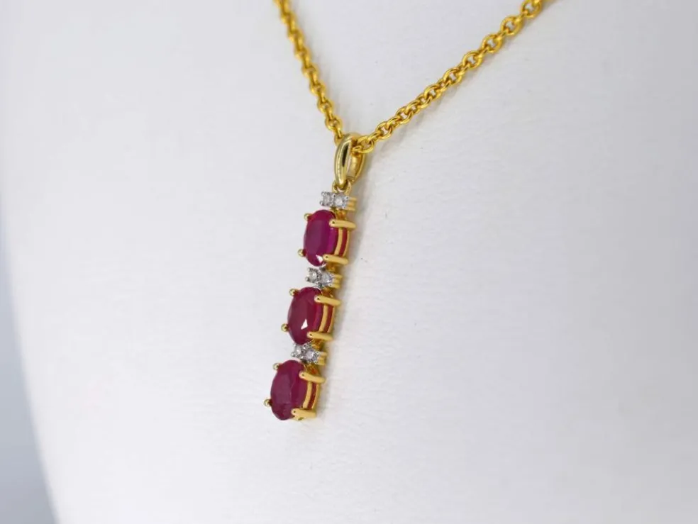 Pendentif en or avec diamants et rubis