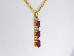 Pendentif en or avec diamants et rubis