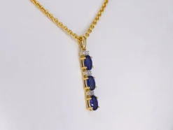 Pendentif en or avec diamants et saphir