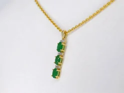 Pendentif en or avec diamants et émeraude