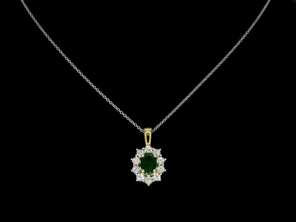 Pendentif en or avec une émeraude ovale verte et des diamants naturels