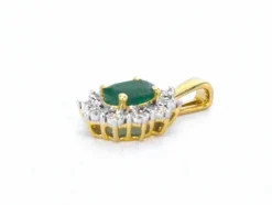 Pendentif en or avec une émeraude ovale verte et des diamants naturels