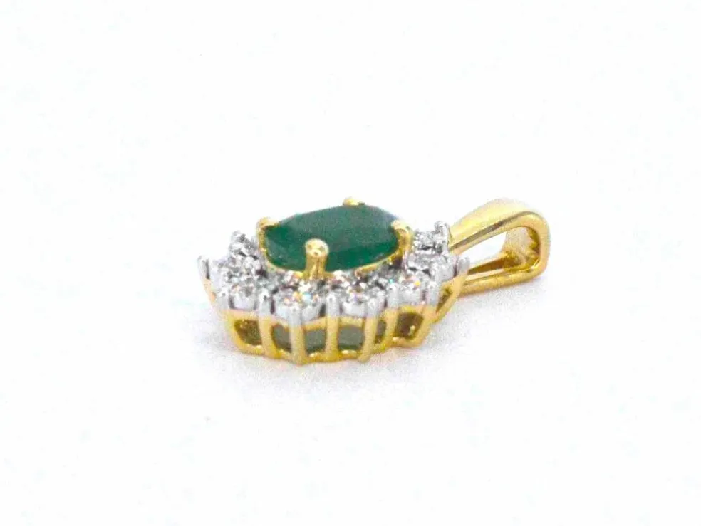 Pendentif en or avec une émeraude ovale verte et des diamants naturels