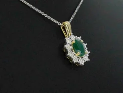 Pendentif en or avec une émeraude ovale verte et des diamants naturels