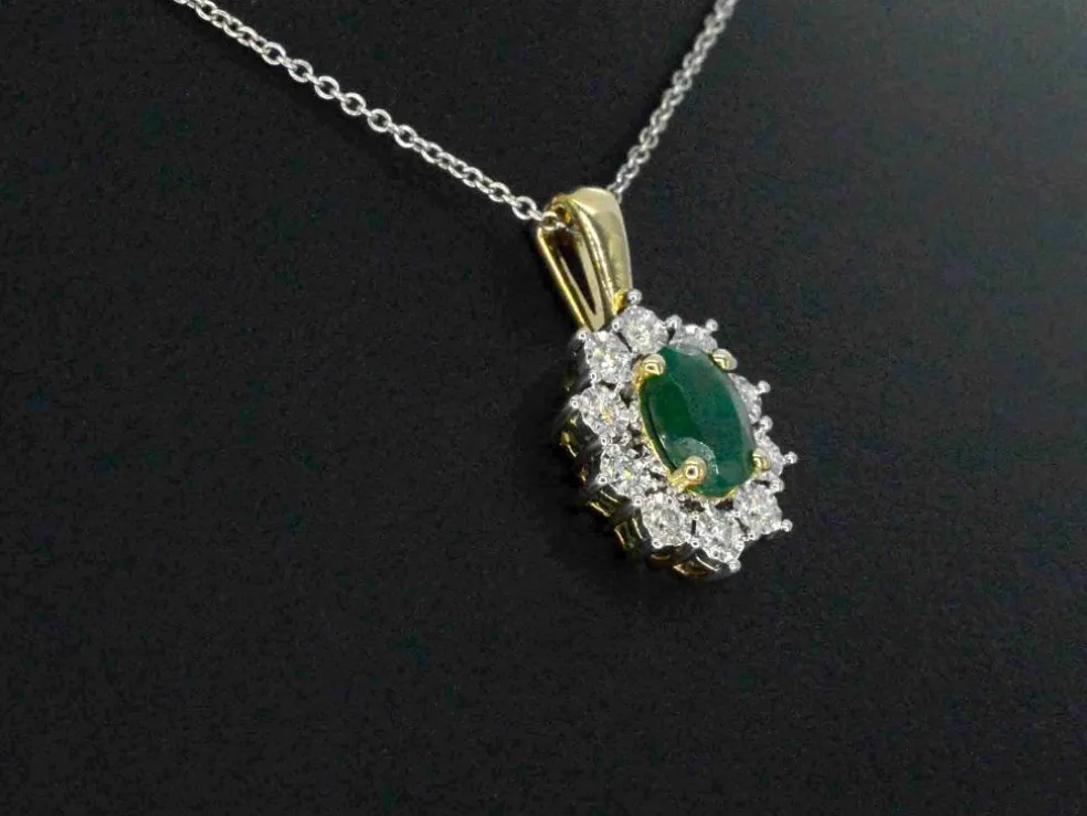 Pendentif en or avec une émeraude ovale verte et des diamants naturels