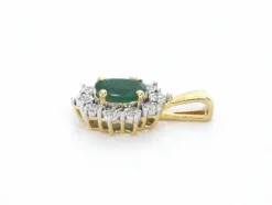 Pendentif en or avec une émeraude ovale verte et des diamants naturels