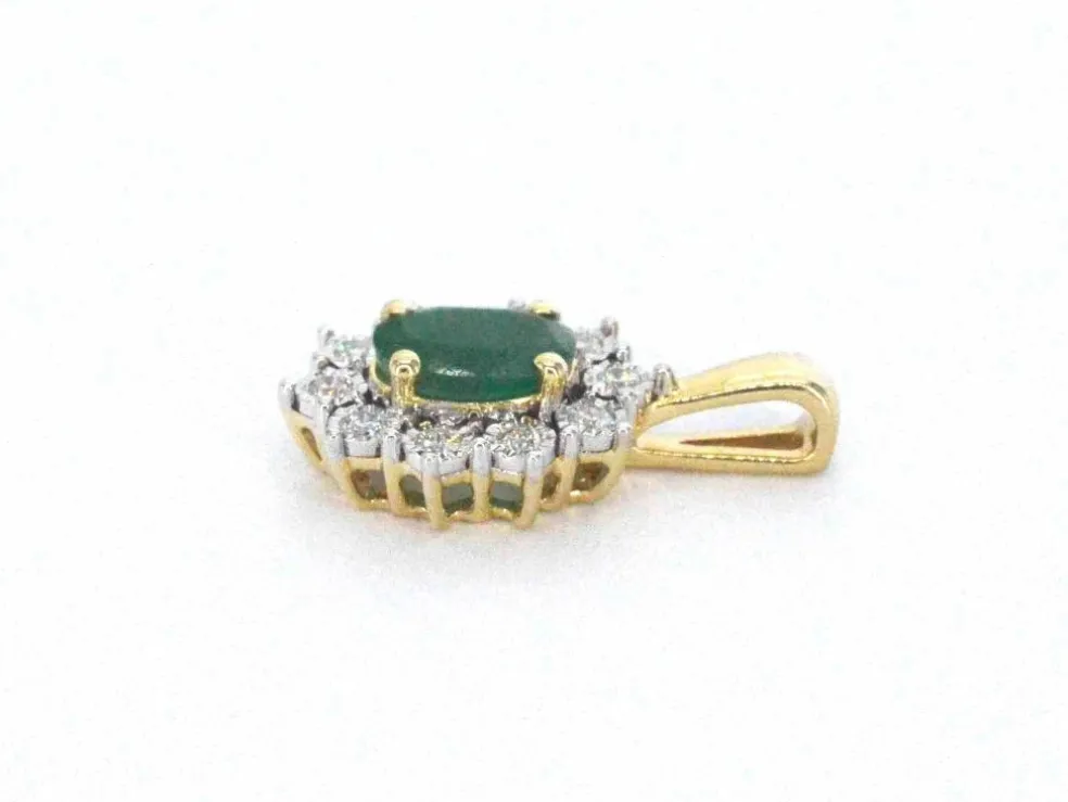 Pendentif en or avec une émeraude ovale verte et des diamants naturels