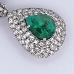 PENDENTIF EN OR BLANC 18 KT - ÉMERAUDE et DIAMANTS