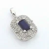 Pendentif en or blanc avec diamants et saphir