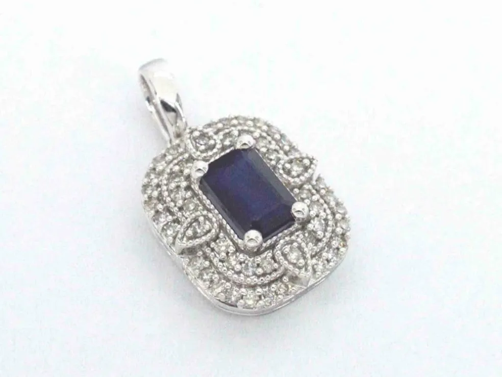 Pendentif en or blanc avec diamants et saphir