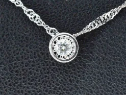 Pendentif en or blanc avec un diamant taille brillant