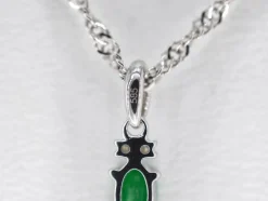 Pendentif en or blanc avec diamants et émeraude