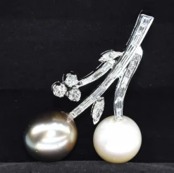 Pendentif en or blanc avec perles