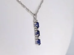 Pendentif en or blanc avec diamants et saphir