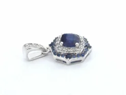 Pendentif en or blanc avec diamants et saphir