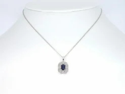 Pendentif en or blanc avec diamants et saphir
