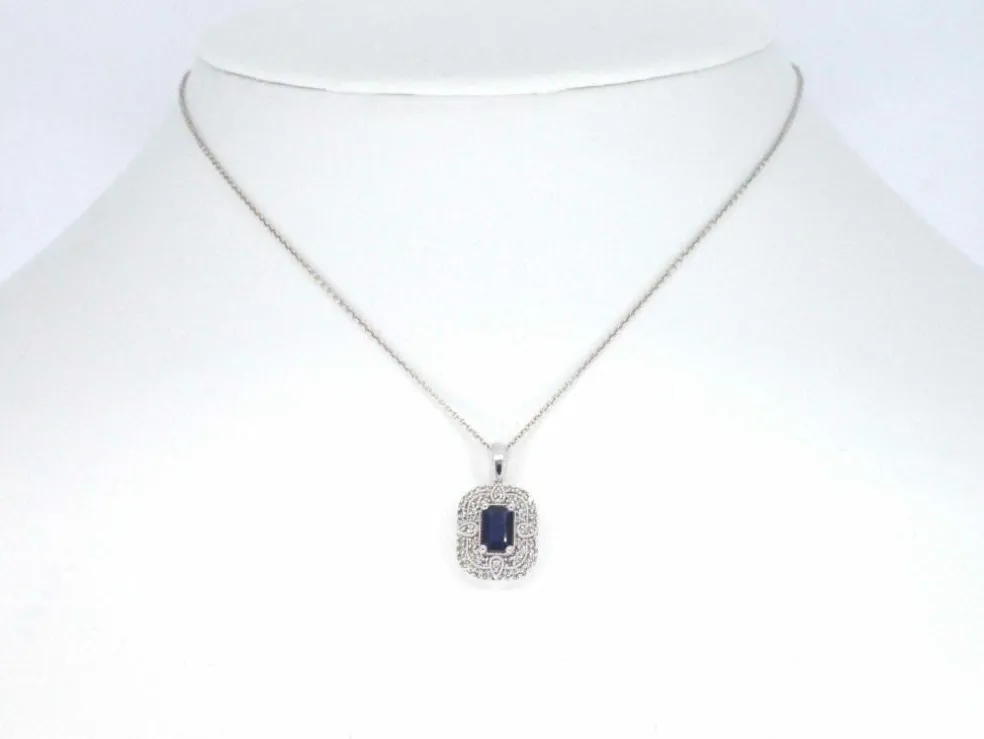 Pendentif en or blanc avec diamants et saphir