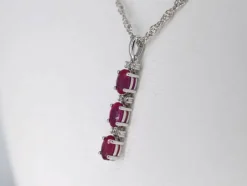Pendentif en or blanc avec diamants et rubis