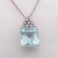 Pendentif en or blanc avec aigue-marine