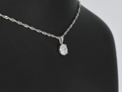 Pendentif en or blanc avec diamants