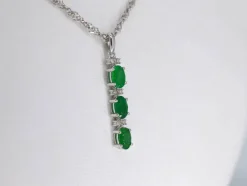 Pendentif en or blanc avec diamants et émeraude
