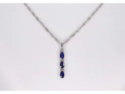 Pendentif en or blanc avec diamants et saphir