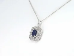 Pendentif en or blanc avec diamants et saphir