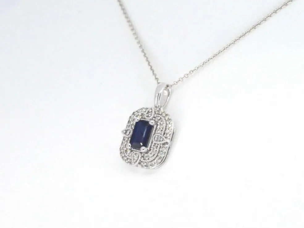 Pendentif en or blanc avec diamants et saphir