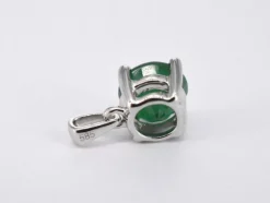 Pendentif en or blanc avec émeraude