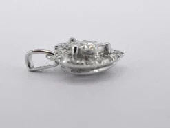Pendentif en or blanc avec diamants en forme de coeur