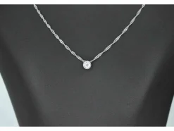 Pendentif en or blanc avec un diamant taille brillant