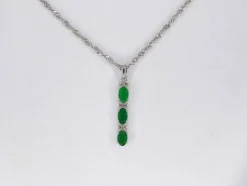 Pendentif en or blanc avec diamants et émeraude