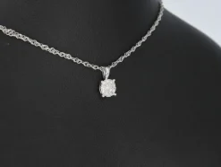 Pendentif en or blanc avec diamants