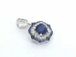 Pendentif en or blanc avec diamants et saphir