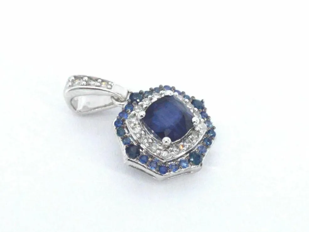 Pendentif en or blanc avec diamants et saphir