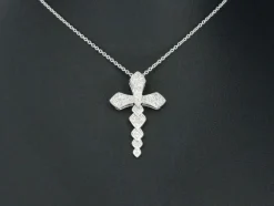 Pendentif en or blanc avec diamants