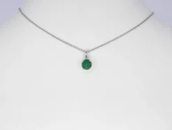 Pendentif en or blanc avec émeraude