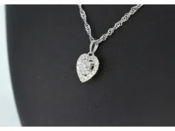 Pendentif en or blanc avec diamants en forme de coeur