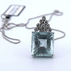 Pendentif en or blanc avec aigue-marine