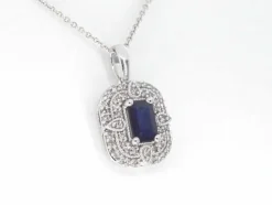 Pendentif en or blanc avec diamants et saphir