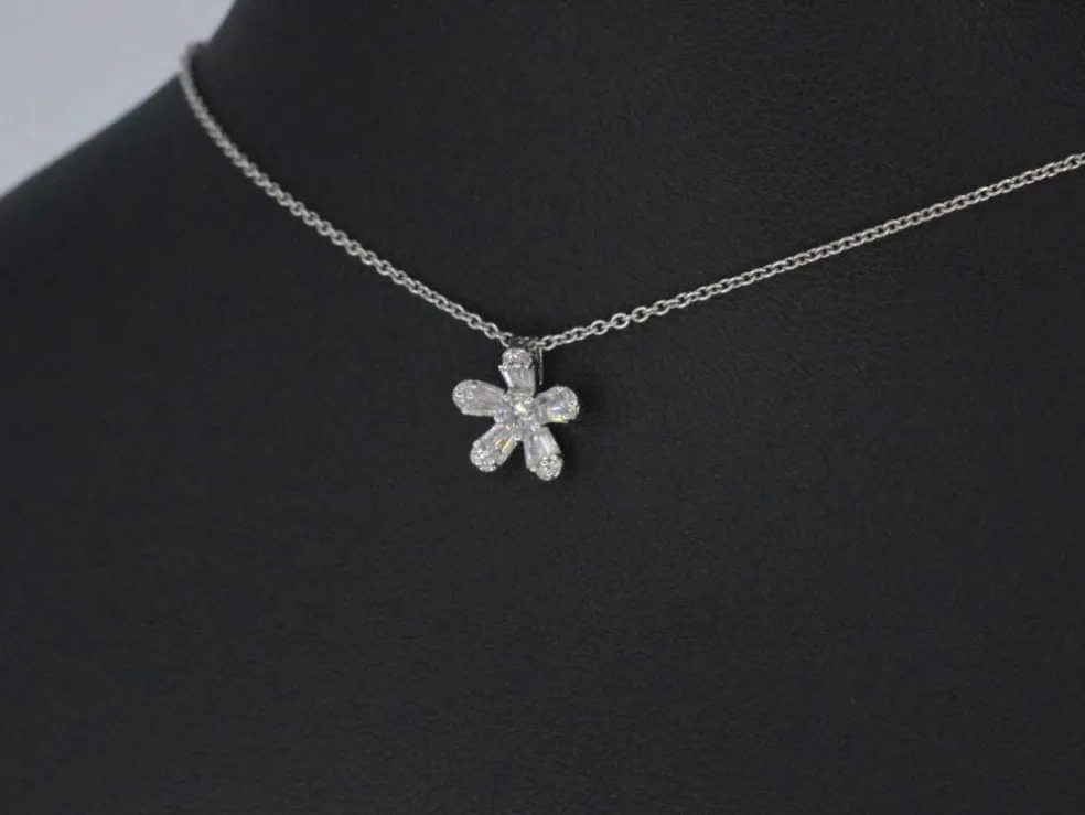 Pendentif en or blanc avec diamants naturels véritables