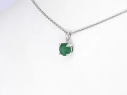 Pendentif en or blanc avec émeraude