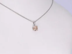 Pendentif en or blanc avec morganite