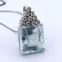 Pendentif en or blanc avec aigue-marine